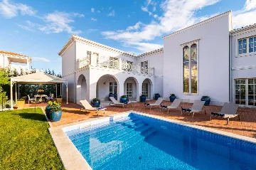 Modern 4-Bedroom Villa with Pool in Vabriga