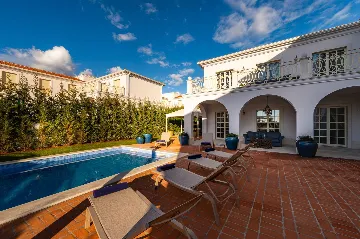 Modern 4-Bedroom Villa with Pool in Vabriga