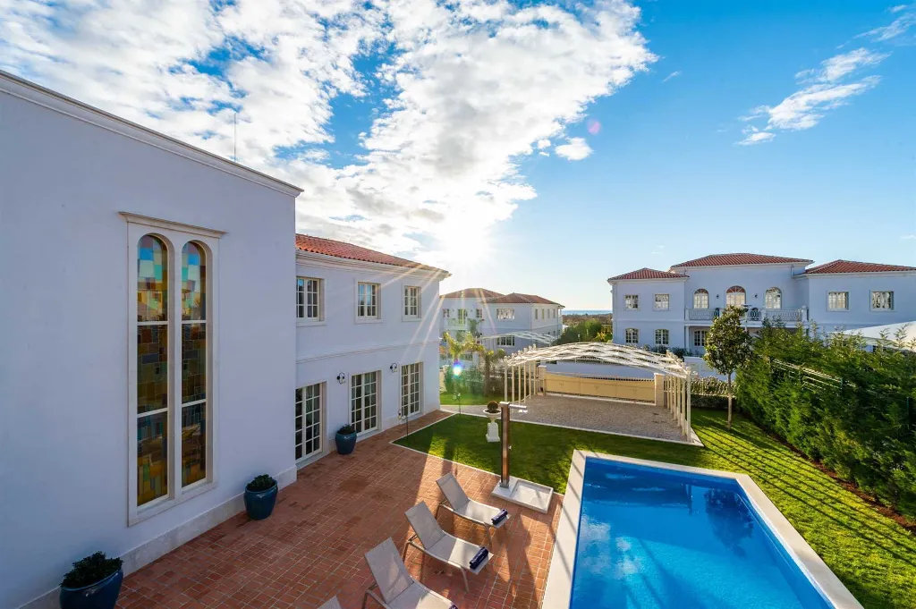 Modern 4-Bedroom Villa with Pool in Vabriga
