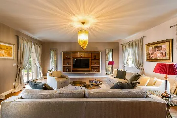 Modern 4-Bedroom Villa with Pool in Vabriga