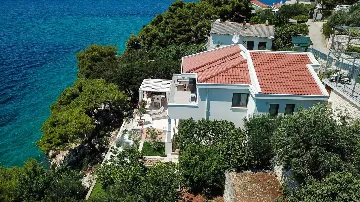 Contemporary Beachfront Villa with Sea Access in Okrug Donji