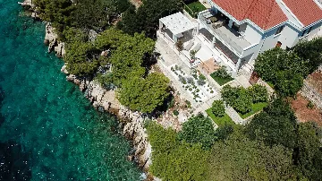 Contemporary Beachfront Villa with Sea Access in Okrug Donji