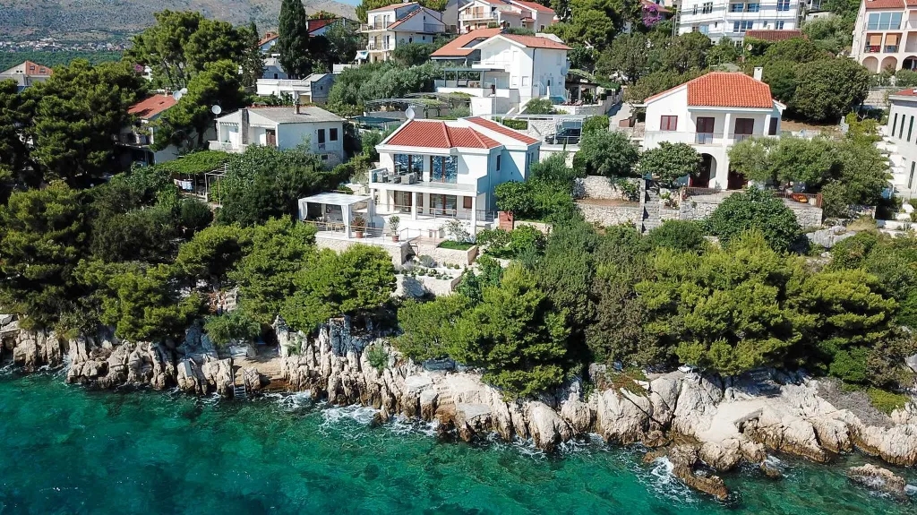 Contemporary Beachfront Villa with Sea Access in Okrug Donji