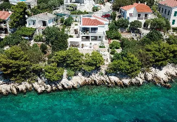 Contemporary Beachfront Villa with Sea Access in Okrug Donji