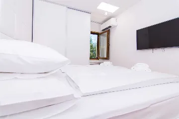 Contemporary Beachfront Villa with Sea Access in Okrug Donji