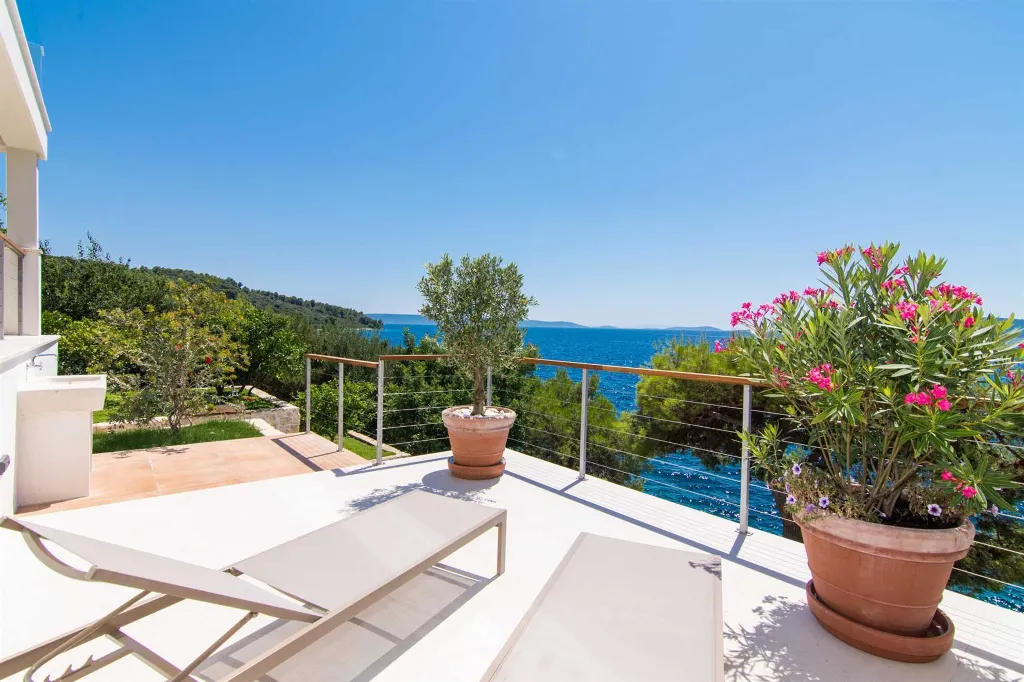 Contemporary Beachfront Villa with Sea Access in Okrug Donji