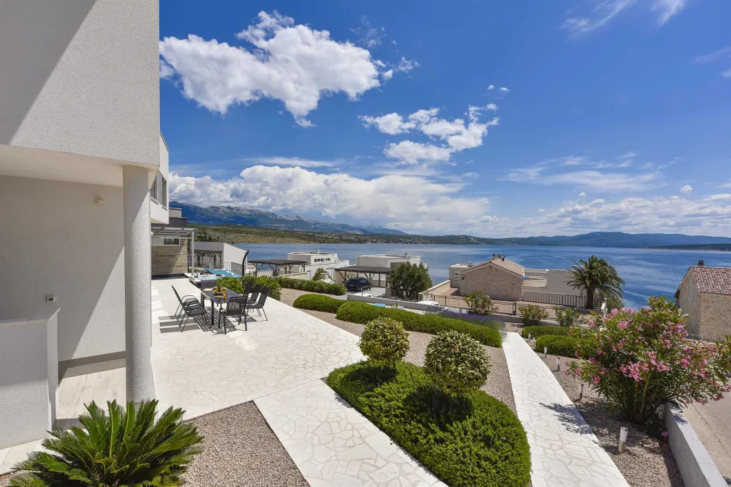 Modern 4-Bedroom Villa with Heated Pool in Posedarje
