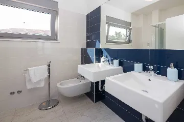 Modern 4-Bedroom Villa with Heated Pool in Posedarje