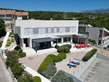 Modern 4-Bedroom Villa with Heated Pool in Posedarje