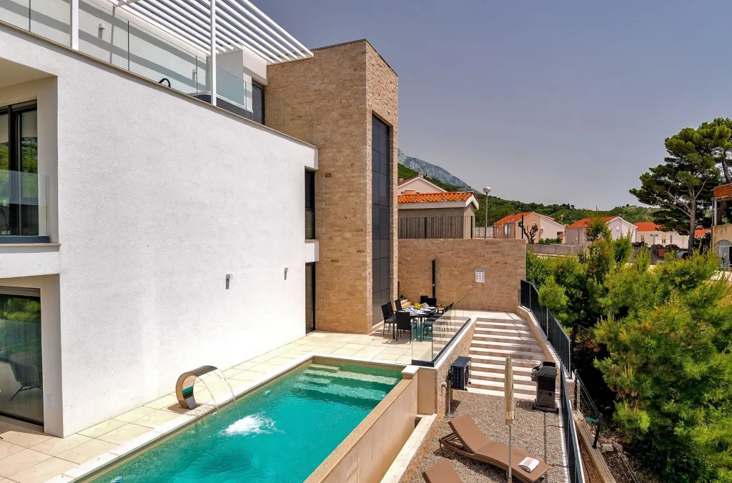 Modern Villa with Pool and Wellness, Promajna