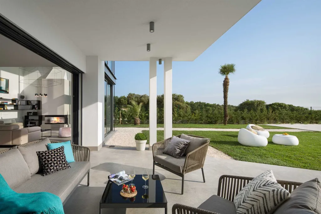 Modern Villa with Heated Pool in Pula