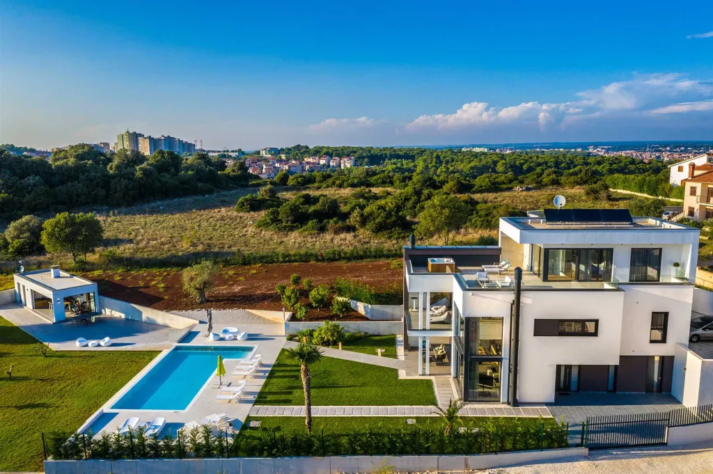 Modern Villa with Heated Pool in Pula