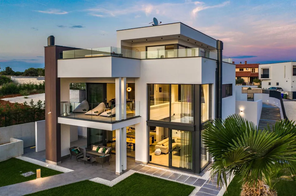 Modern Villa with Heated Pool in Pula