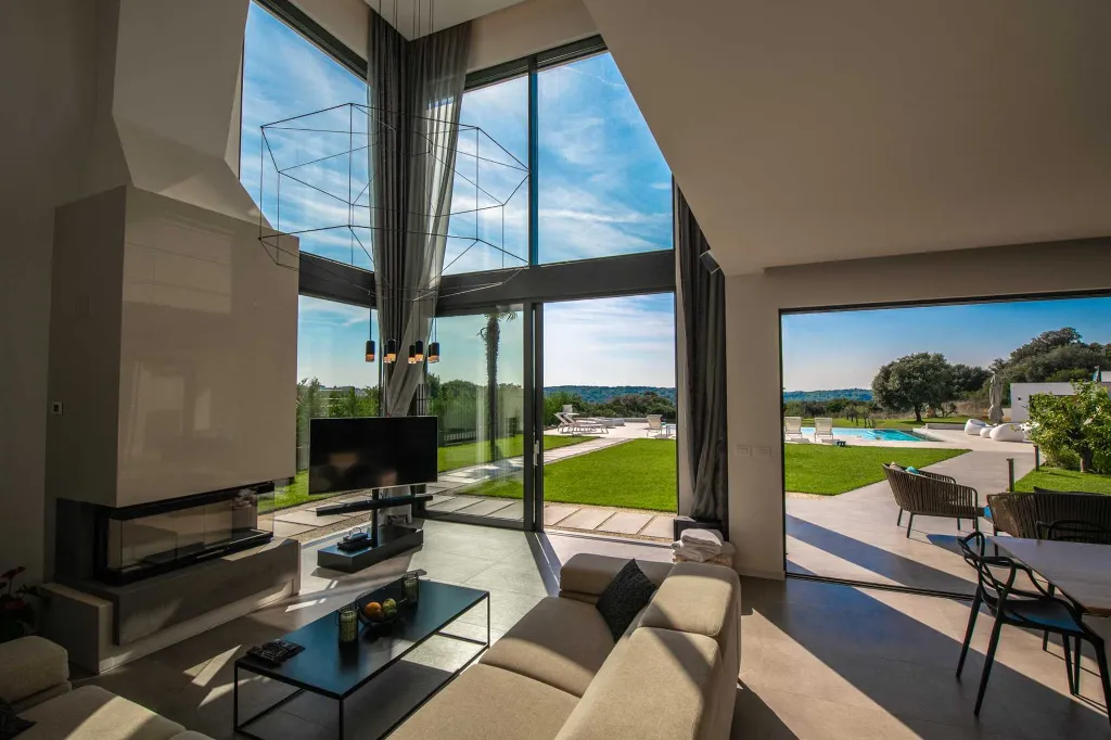 Modern Villa with Heated Pool in Pula