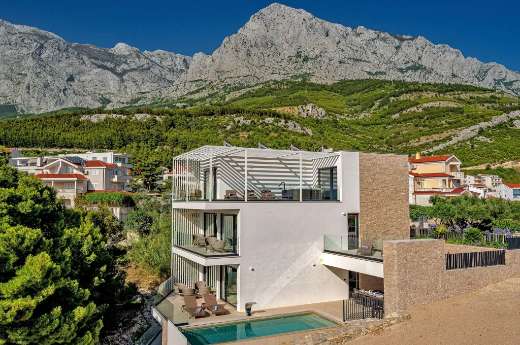 Contemporary Villa with Pool in Promajna