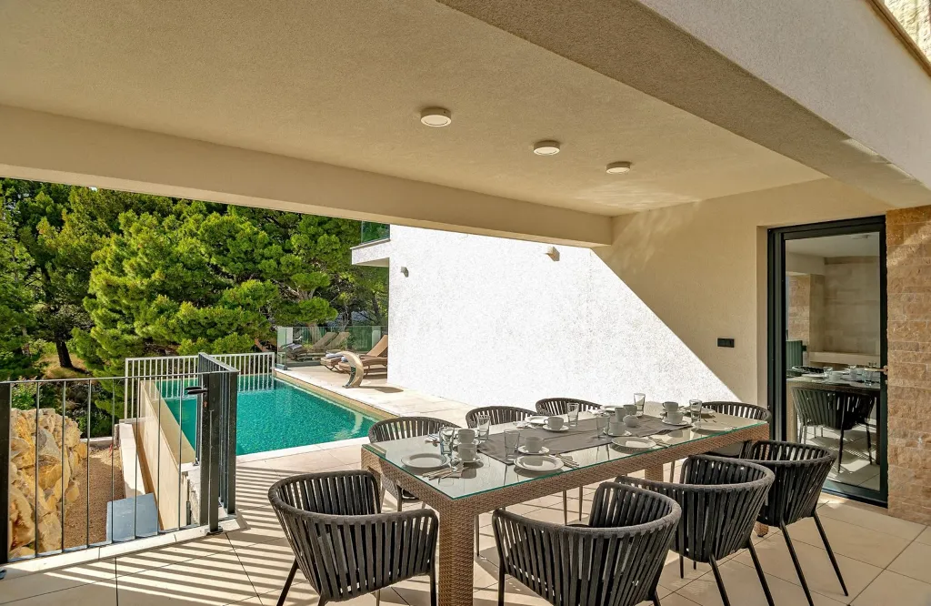 Contemporary Villa with Pool in Promajna