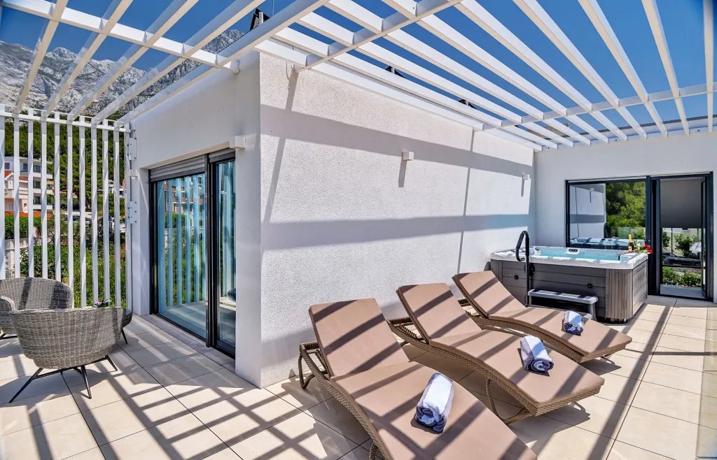 Contemporary Villa with Pool in Promajna