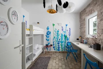 Spacious 6-Bedroom Villa With Pool in Svetvinčenat