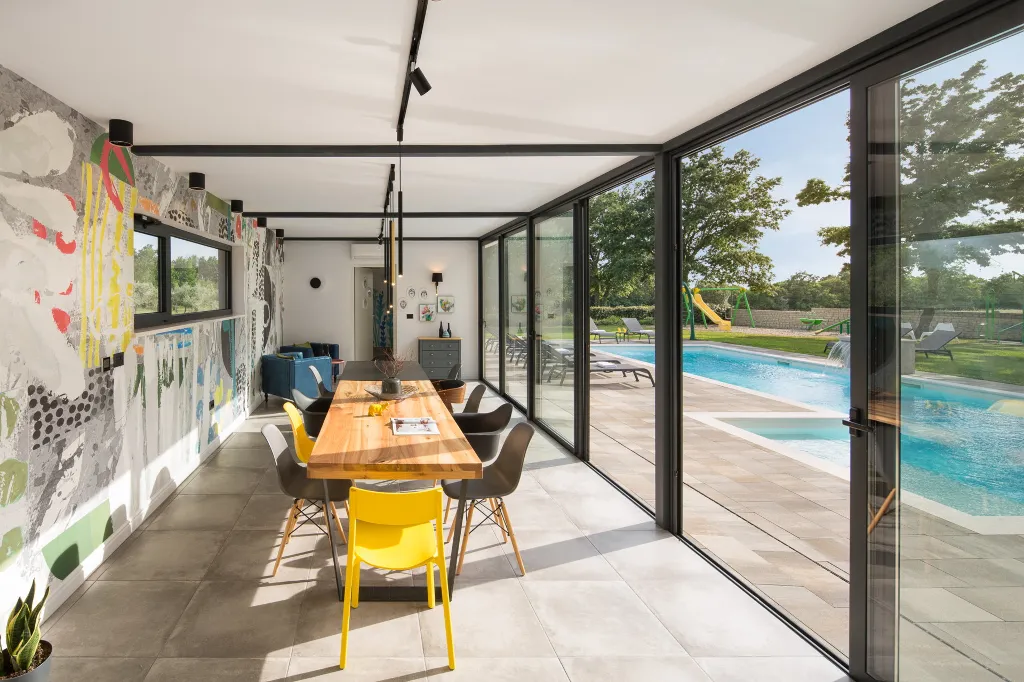 Spacious 6-Bedroom Villa With Pool in Svetvinčenat