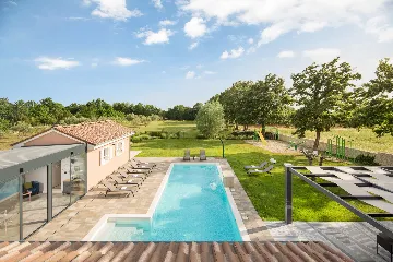 Spacious 6-Bedroom Villa With Pool in Svetvinčenat