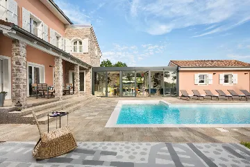 Spacious 6-Bedroom Villa With Pool in Svetvinčenat