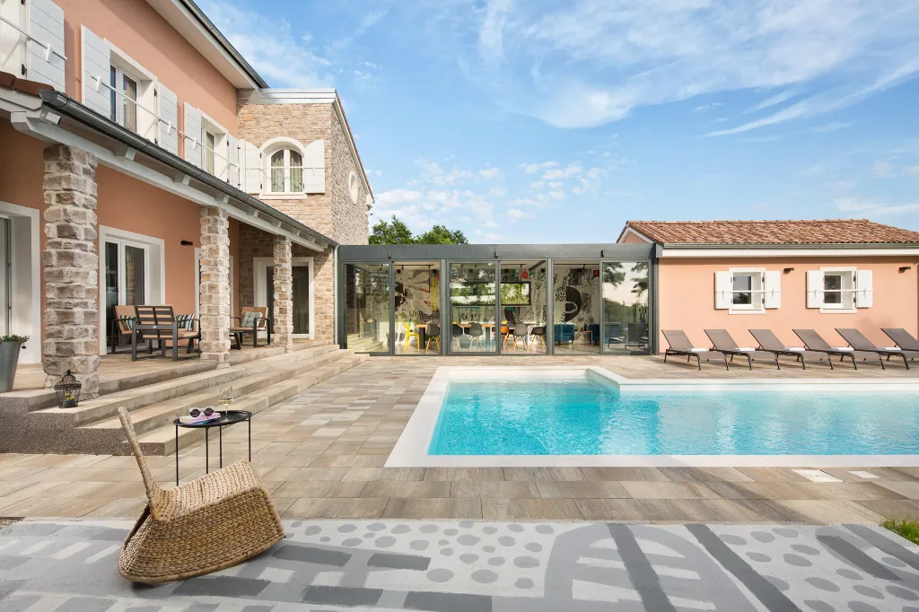 Spacious 6-Bedroom Villa With Pool in Svetvinčenat