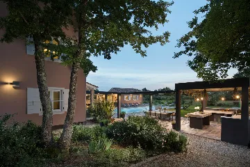 Spacious 6-Bedroom Villa With Pool in Svetvinčenat