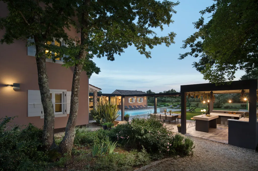 Spacious 6-Bedroom Villa With Pool in Svetvinčenat