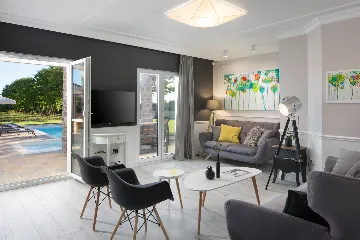 Spacious 6-Bedroom Villa With Pool in Svetvinčenat