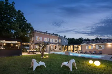 Spacious 6-Bedroom Villa With Pool in Svetvinčenat