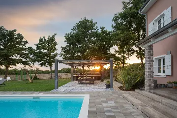 Spacious 6-Bedroom Villa With Pool in Svetvinčenat