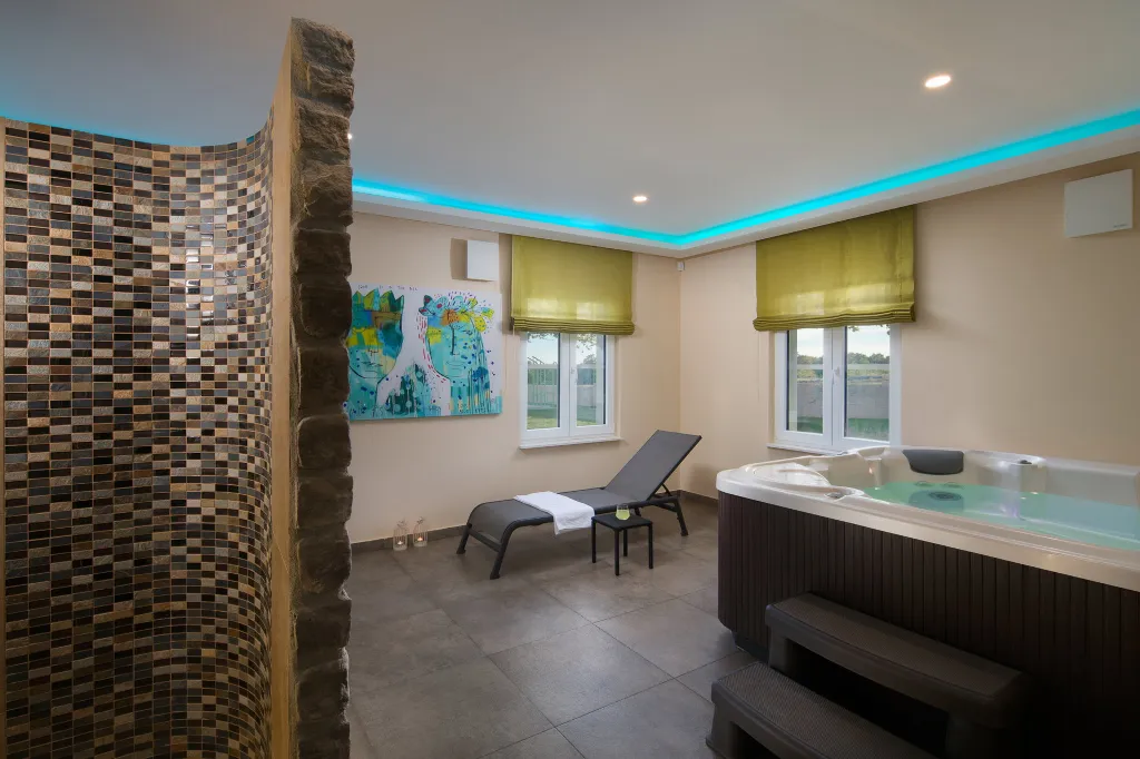 Spacious 6-Bedroom Villa With Pool in Svetvinčenat