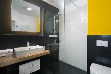 Spacious 6-Bedroom Villa With Pool in Svetvinčenat