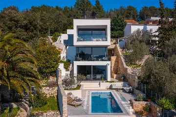 Seaside Family Villa with Pool in Vela Luka