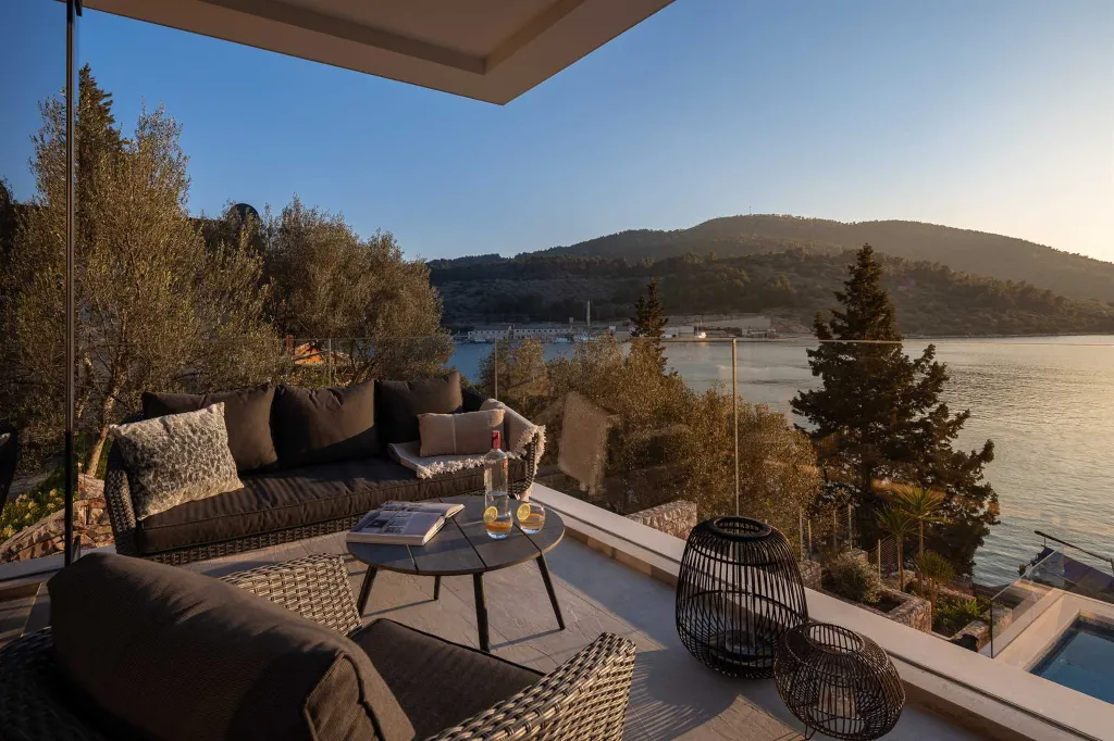 Seaside Family Villa with Pool in Vela Luka