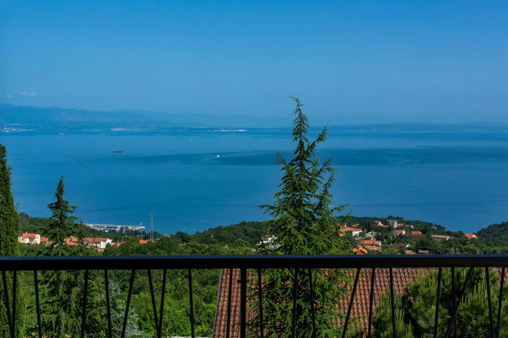 Spacious 5-Bedroom Villa with Infinity Pool in Opatija