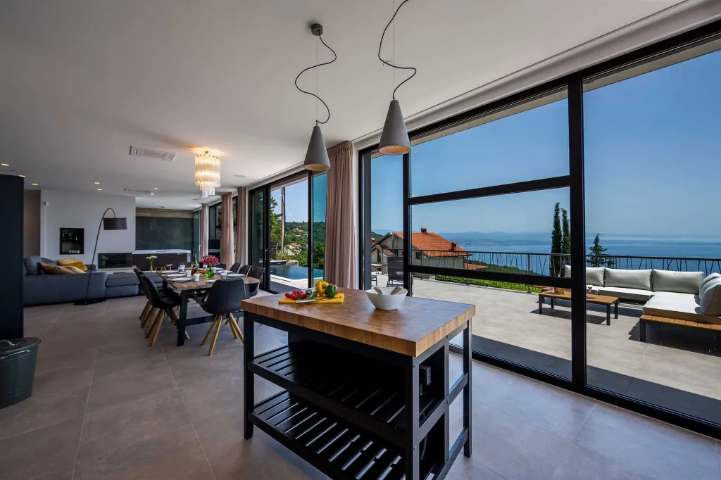 Spacious 5-Bedroom Villa with Infinity Pool in Opatija