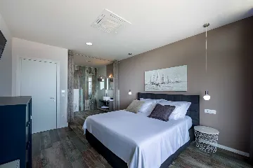 Spacious 5-Bedroom Villa with Infinity Pool in Opatija