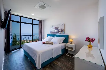 Spacious 5-Bedroom Villa with Infinity Pool in Opatija