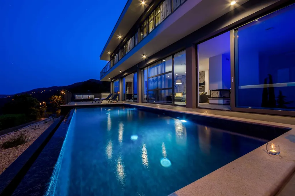 Spacious 5-Bedroom Villa with Infinity Pool in Opatija