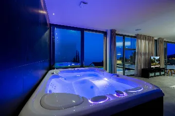 Spacious 5-Bedroom Villa with Infinity Pool in Opatija