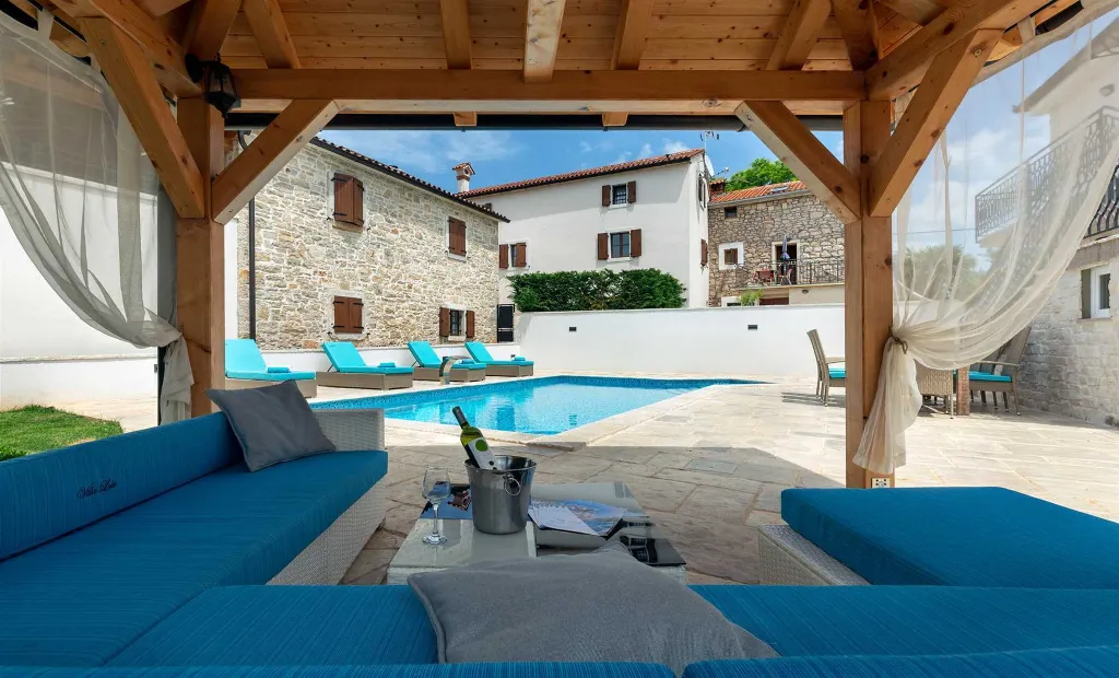 Spacious Country Villa with Pool in Vižinada