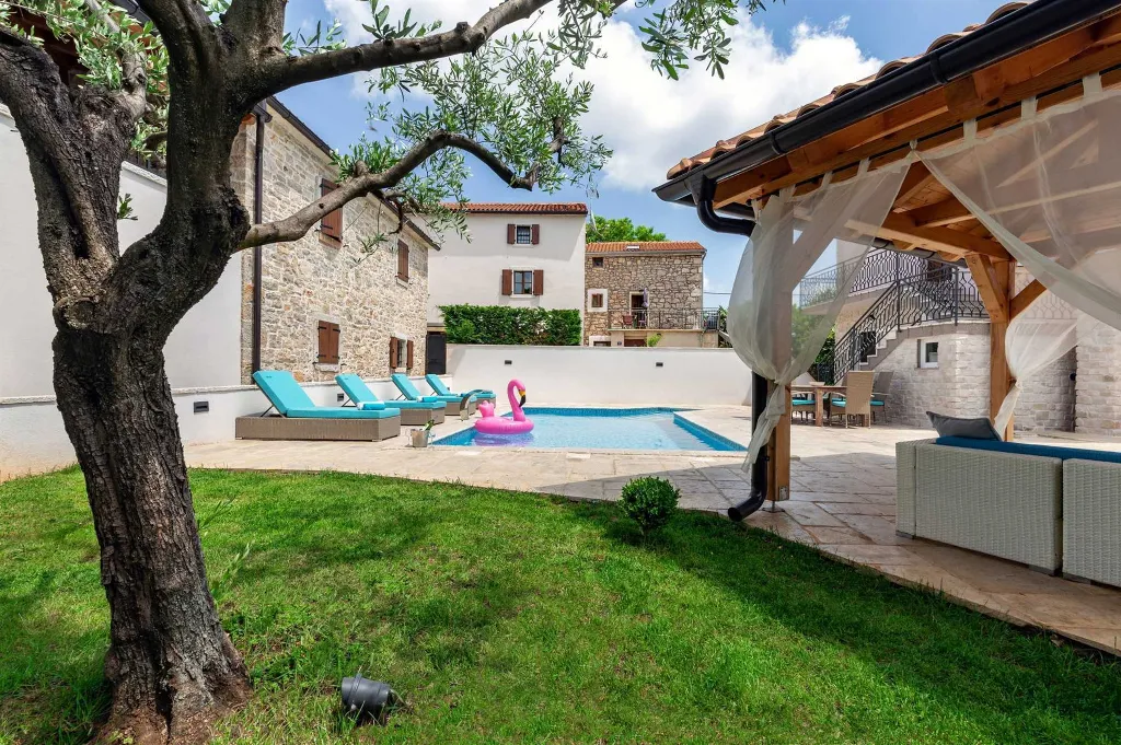 Spacious Country Villa with Pool in Vižinada