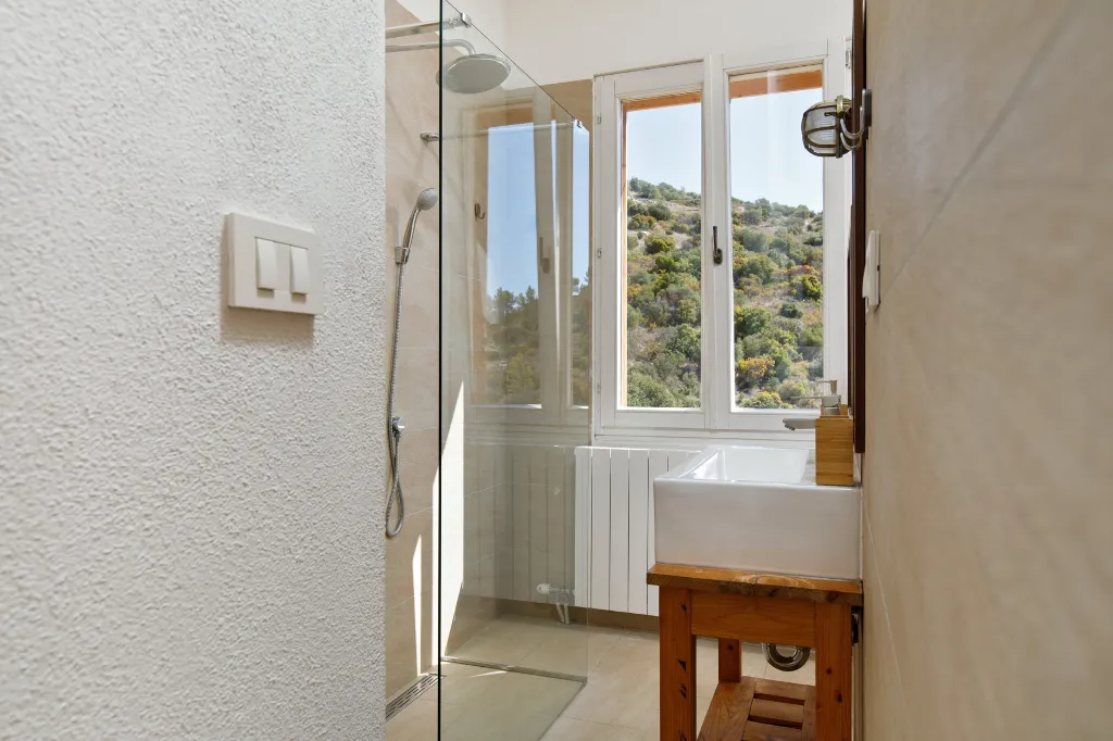 Seaside Villa Retreat with Pool, Zaraće