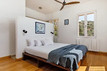 Seaside Villa Retreat with Pool, Zaraće