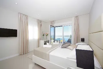 Modern Villa with Heated Pool in Tučepi