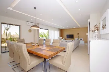 Modern Villa with Heated Pool in Tučepi