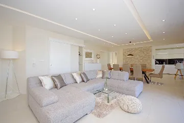 Modern Villa with Heated Pool in Tučepi