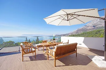 Modern Villa with Heated Pool in Tučepi