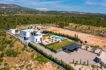 Private Villa with Pool and Tennis Court in Šibenik